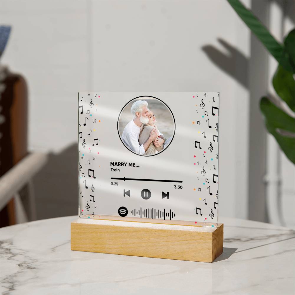 Tell her/him how much you love them with our Square Acrylic Plaque!  Choose your photo and the music you hold in your heart The plaque is engraved with a professional laser, so you can rest assured that the design will be precise and long-lasting.  With its modern, sophisticated look, it is the perfect way to commemorate your special day.