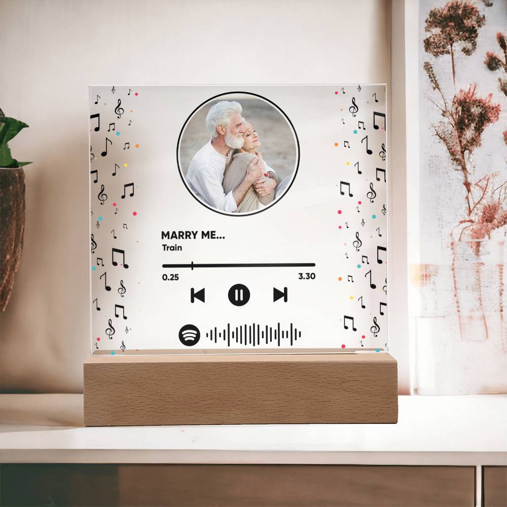 Tell her/him how much you love them with our Square Acrylic Plaque!  Choose your photo and the music you hold in your heart The plaque is engraved with a professional laser, so you can rest assured that the design will be precise and long-lasting.  With its modern, sophisticated look, it is the perfect way to commemorate your special day.