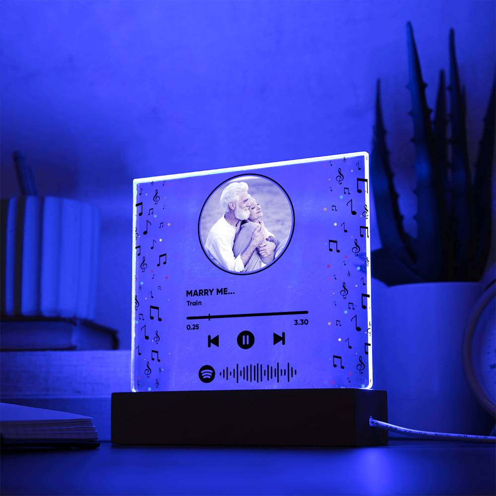Tell her/him how much you love them with our Square Acrylic Plaque!  Choose your photo and the music you hold in your heart The plaque is engraved with a professional laser, so you can rest assured that the design will be precise and long-lasting.  With its modern, sophisticated look, it is the perfect way to commemorate your special day.